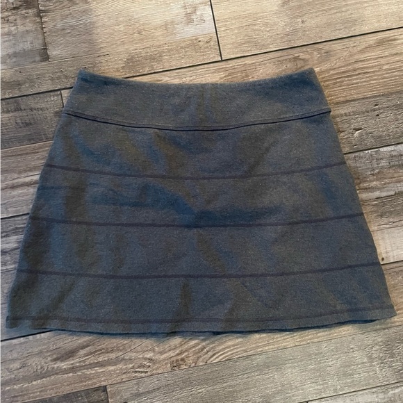 Athleta gray mini skirt with 2 front zip pockets. Size S. - Picture 3 of 5